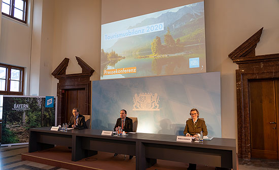 v.l.n.r. Alois Brundobler, Vorsitzender des Bayerischen Heilbäder-Verbandes, Bayerns Wirtschaftsminister Hubert Aiwanger, Angela Inselkammer, Präsidentin des Bayerischen Hotel- und Gaststättenverbandes DEHOGA Bayern © StMWi/E. Neureuther